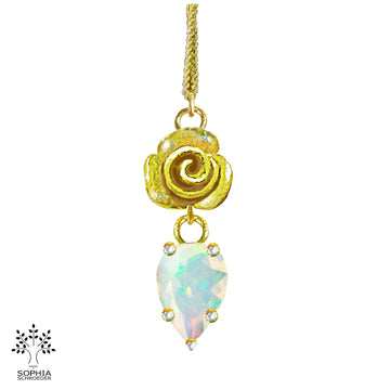 Rosebud basic Pendant with a dangling Spear of Precious Stone